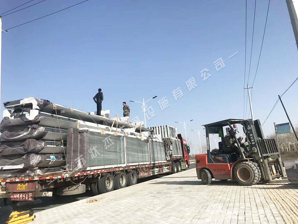 常州市溧陽(yáng)候車(chē)亭安裝實(shí)景圖2017-11-14—江蘇狀杰交通設施有限公司